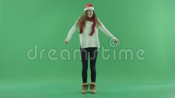 戴着圣诞帽的漂亮女性会结冰并试图保持自己的温暖背景上的色度键视频的预览图