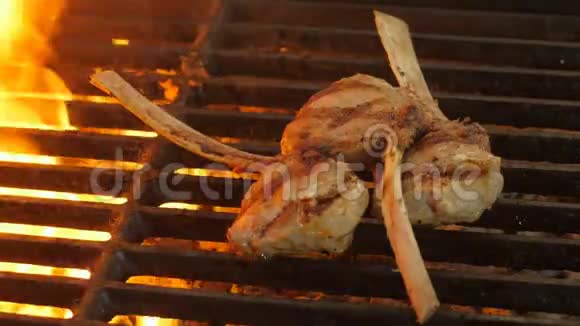 三块肉在骨头上小牛肉在骨头上或羊肉在餐厅厨房的烤架上拿来准备视频的预览图
