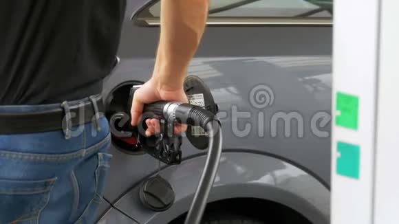人充车柴油男人用汽油泵给他的车加满油视频的预览图