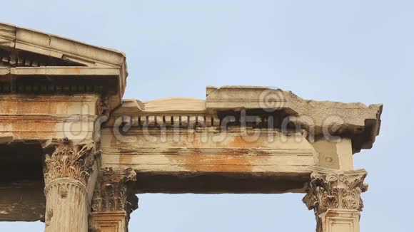 古建筑被毁的全景雅典哈德良大理石拱门视频的预览图