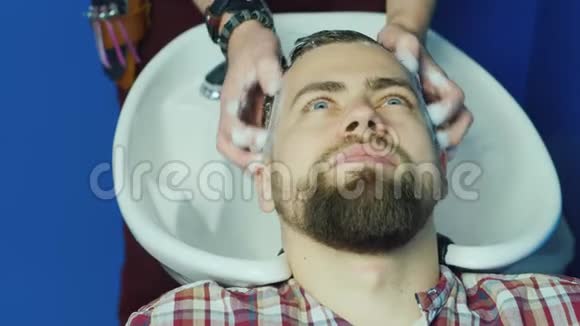 男子理发店理发视频的预览图