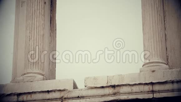 古希腊建筑标志性建筑黑白电影的竖版视频的预览图