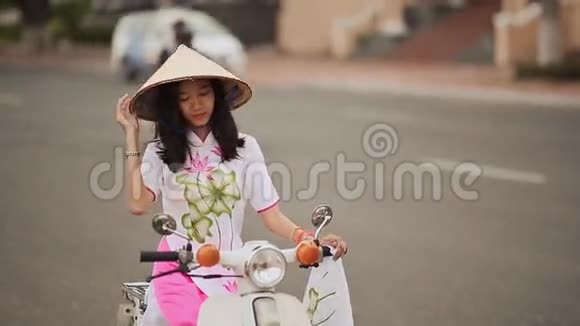 穿着国装的漂亮女孩傲黛和无拉帽坐在摩托车上视频的预览图