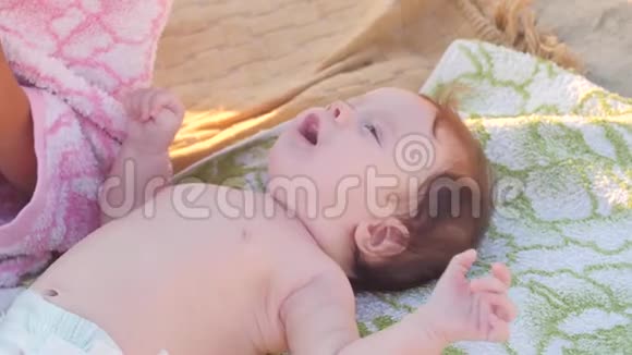 小宝宝躺在毛巾上慢动作视频的预览图