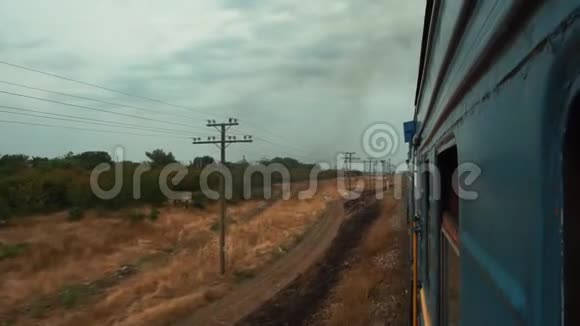 从经过的火车的窗口看视频的预览图