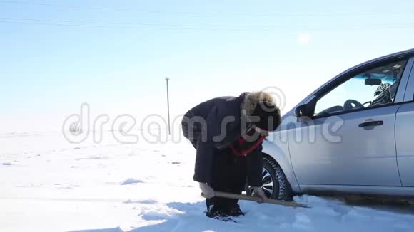 司机用雪铲挖出汽车视频的预览图
