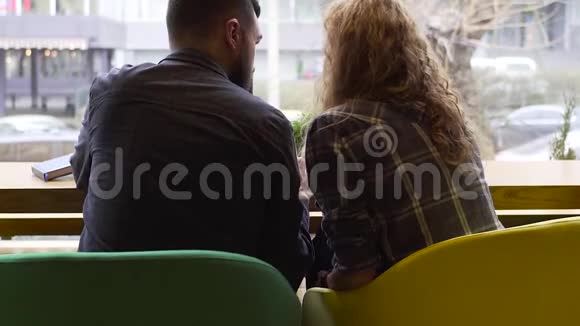 男人和女孩在咖啡馆里一起学习视频的预览图