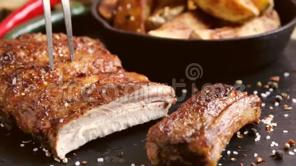 猪肉肋排烤烧烤刀切视频的预览图