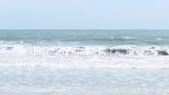 海浪拍打海滩海浪拍打沙滩视频的预览图