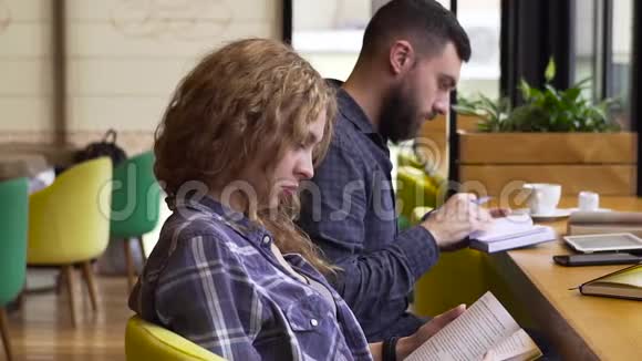 慢动作学生坐在咖啡馆准备考试视频的预览图