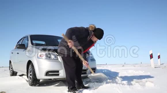 司机用雪铲挖出汽车视频的预览图