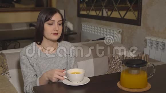 在咖啡馆里喝维生素茶的美女视频的预览图