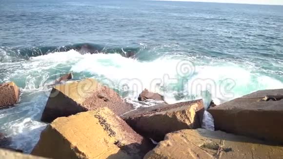 强烈的海浪撞击岩石视频的预览图