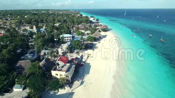 坦桑尼亚桑给巴尔海滩渔村空中视频的预览图