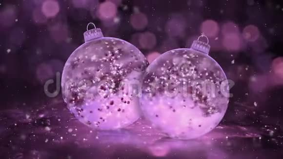 两个旋转圣诞粉冰玻璃包雪红球背景循环视频的预览图