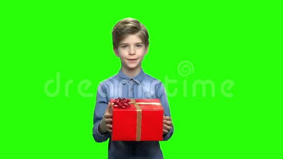 小男孩送红色礼盒视频的预览图