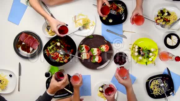 一家人在桌旁着酒杯满是各种美味佳肴视频的预览图