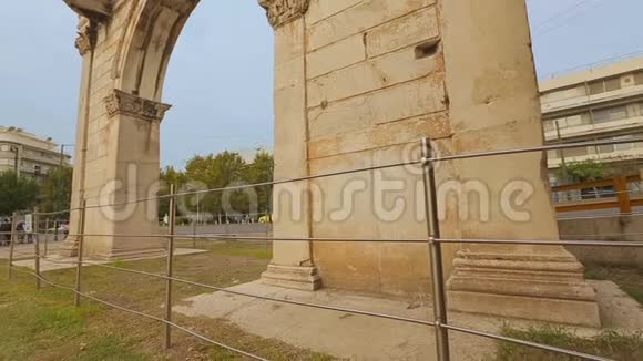 希腊雅典古老的纪念门哈德良拱门观光之旅视频的预览图