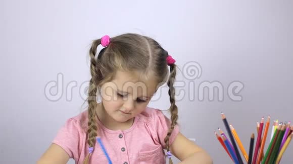 年轻的女孩在纸上画画教育概念视频的预览图