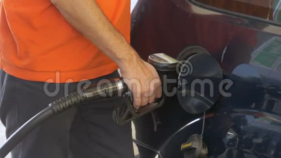有人给汽车加油男人用汽油泵给他的车加满油视频的预览图