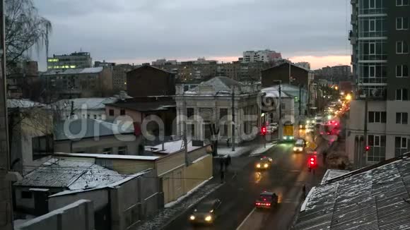 汽车在哈尔科夫行驶傍晚时分视频的预览图