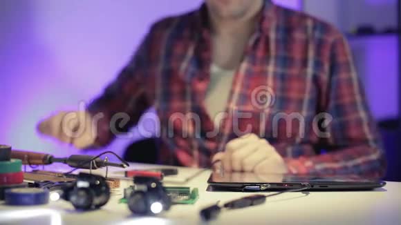 这位年轻的工程师正在明亮的灯光下测试电路板视频的预览图