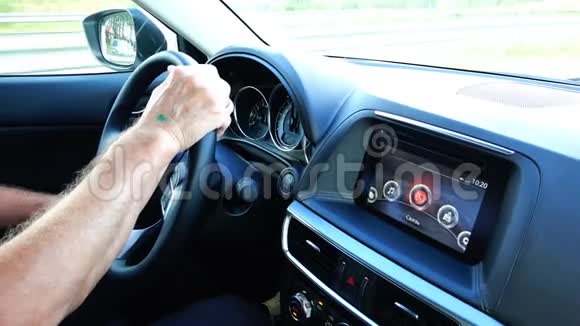 司机牢牢握住方向盘驾驶车辆视频的预览图