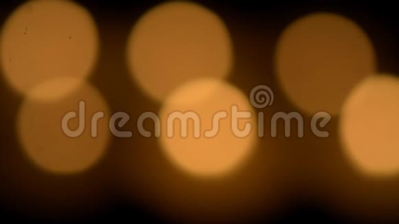 在黑暗高清视频镜头背景中燃烧一支芳香的蜡烛视频的预览图