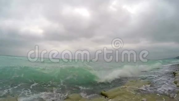 海浪带绿松石波视频的预览图