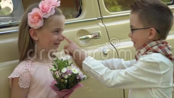 那个戴眼镜的小男孩向那个女孩求婚视频的预览图