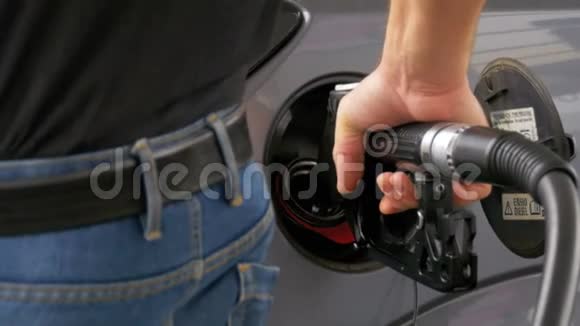 人充车柴油男人用汽油泵给他的车加满油视频的预览图