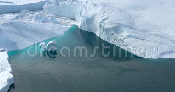 格陵兰岛Ilulissat冰峡湾冰川融化的冰山和冰的视频全球变暖和气候变化视频的预览图