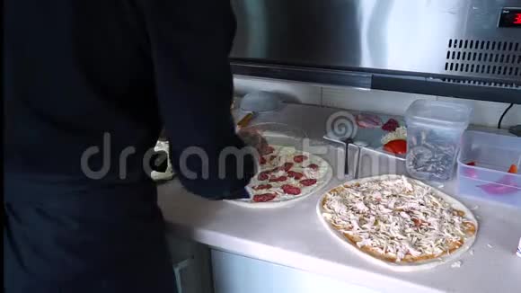 一个年轻的披萨师在餐厅的厨房准备披萨厨师把比萨饼腌制玉米视频的预览图