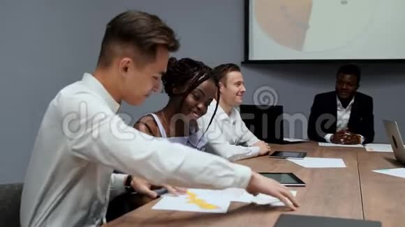 一群富有创造力的多民族经理在会议室的董事会会议上解散视频的预览图