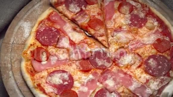 披萨肉放在木盘上视频的预览图
