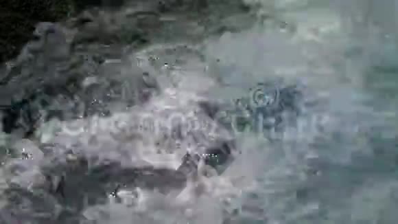 在清水中喷洒和泡沫视频的预览图