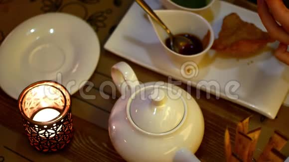 白色茶壶和杯子在城市咖啡馆的桌子上视频的预览图