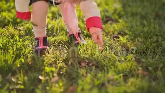 穿着粉红色头巾的俄罗斯小女孩在日落时分在一片草地上散步视频的预览图