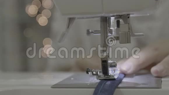 特写一个女人用缝纫机缝制围裙的镜头视频的预览图