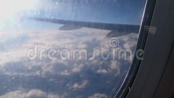 厚厚的白云在飞机下面明亮的阳光下闪闪发光载着人们视频的预览图