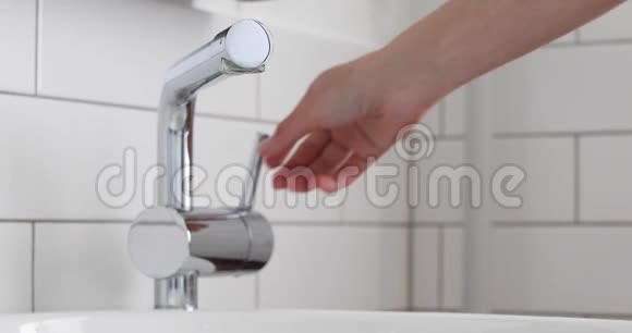 女式手动开启式搅拌机浴室配有水视频的预览图