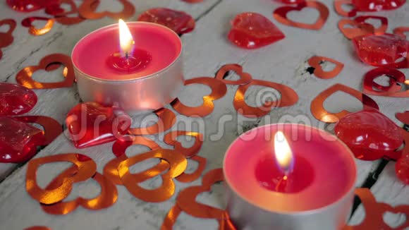 点燃木桌上的蜡烛周围是红心情人节视频的预览图