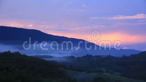早上在泰国高耀国家公园4k雾流经山谷视频的预览图