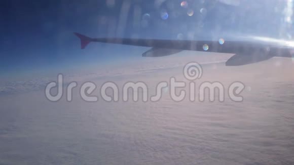 从飞机窗口看到惊人的云景太阳照耀着无尽的蓝天视频的预览图