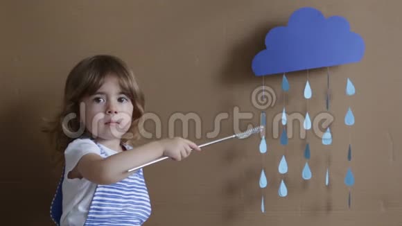 概念描述灰色背景下的小女孩玩落状和云视频的预览图