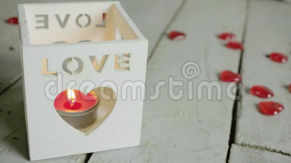 灯笼里的红烛近照上面写着爱的文字情人节视频的预览图