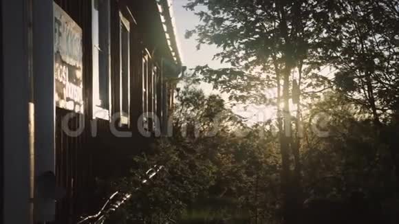 太阳落山透过ord房子附近的树枝视频的预览图