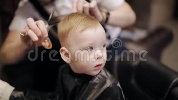 婴儿第一次理发时间在美发厅视频的预览图