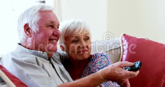 年长夫妇在客厅看电视时聊天视频的预览图