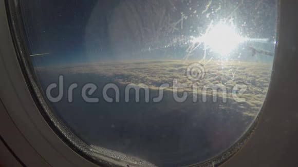 透过肮脏的空中飞机窗阳光透过云景照耀视频的预览图